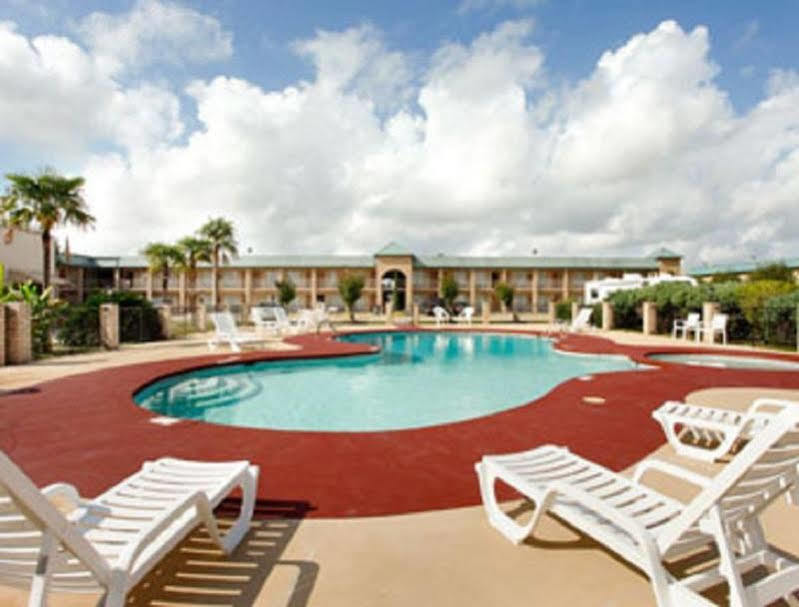 Super 8 By Wyndham New Iberia Motel Exterior photo